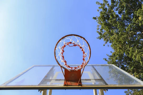 Parlak Mavi Gökyüzüne Bakarken Aşağıdan Basketbol Çember — Stok fotoğraf
