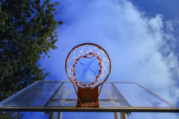 篮球圈与飞机和天空在背景 运输概念 — 图库照片