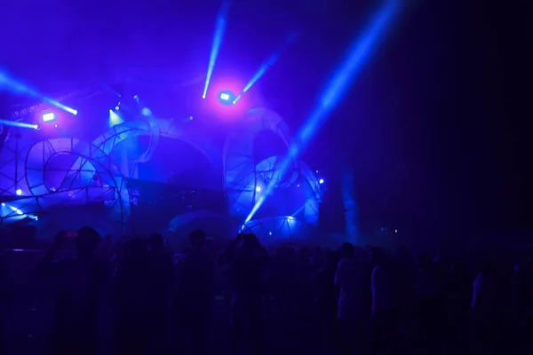 Лазерный свет на музыкальном концерте, музыкальный фестиваль ночью — стоковое фото