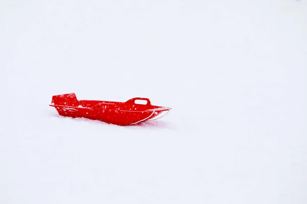 Kar, Gala Yuzawa.Japan oynamak için kırmızı kızak — Stok fotoğraf
