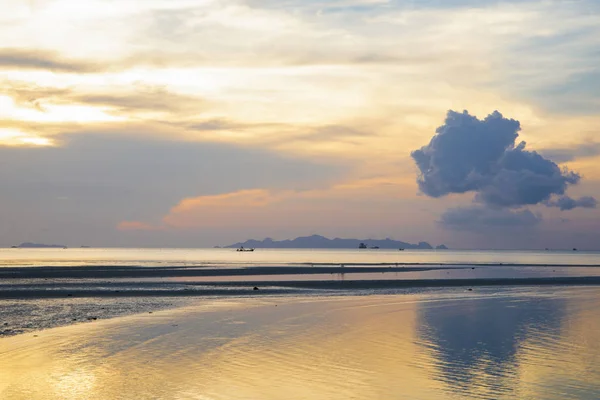 自然な背景のビーチでサンセット — ストック写真