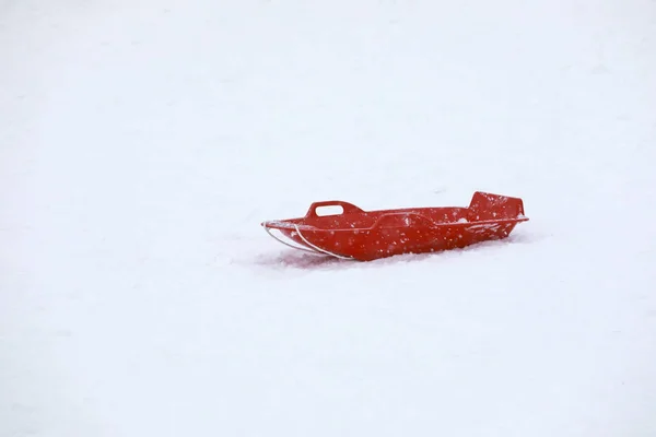 Kar Gala Yuzawa Japan Oynamak Için Kırmızı Kızak — Stok fotoğraf