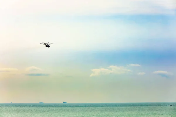 Helicopter latająca nad oceanem — Zdjęcie stockowe