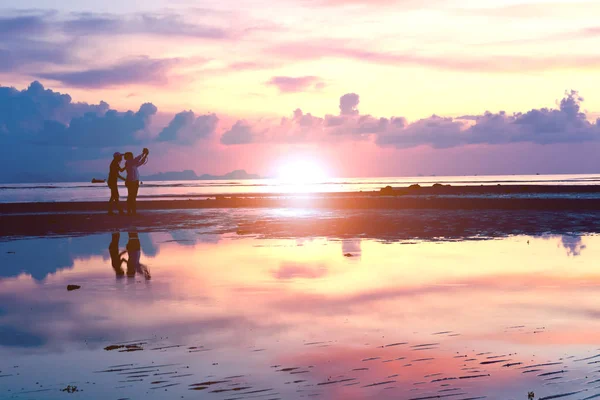 Cupluri îndrăgostite pe plajă — Fotografie, imagine de stoc