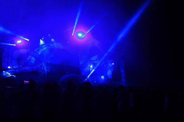 Лазерный свет на музыкальном концерте, музыкальный фестиваль ночью — стоковое фото