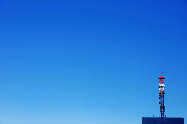 Torre de comunicação no edifício com céu azul no fundo . — Fotografia de Stock