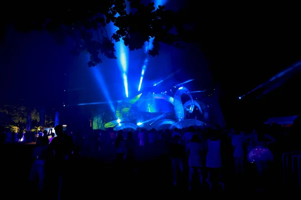 음악 콘서트, 밤에 음악 축제에서에서 빛 레이저 — 스톡 사진