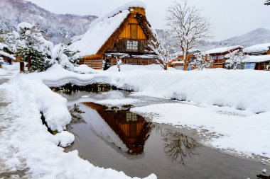 Kar düşen gün Gifu Chubu Japonya ile shirakawago Köyü.