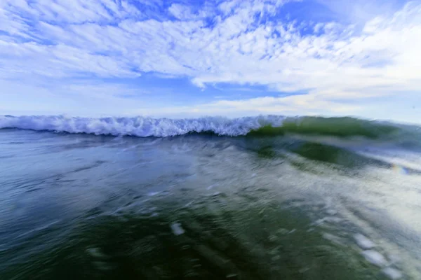 Welle auf dem Meer in Strandnähe für natürlichen Hintergrund — Stockfoto