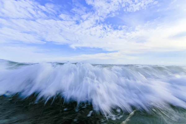 Onda sul mare vicino alla spiaggia per lo sfondo naturale — Foto Stock