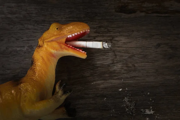 Smoking dinosaur : Smoking is harmful to health. — Stock Photo, Image