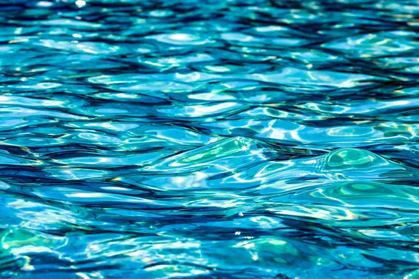 Ola de agua en el agua en la piscina para el fondo — Foto de Stock