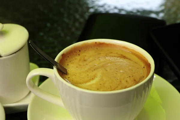 Kaffeetasse auf dem Tisch — Stockfoto