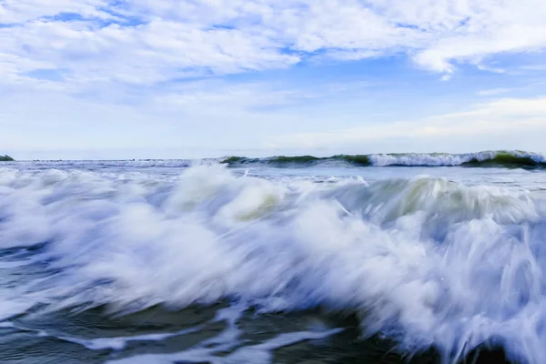 Onda sul mare vicino alla spiaggia per lo sfondo naturale — Foto Stock