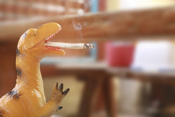 喫煙恐竜: 喫煙は健康に有害な. — ストック写真