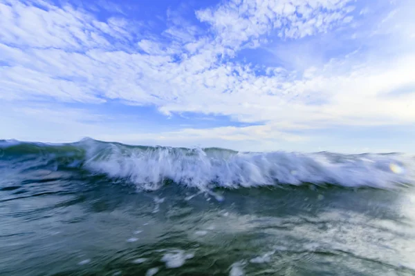 Onda no mar perto da praia para fundo natural — Fotografia de Stock