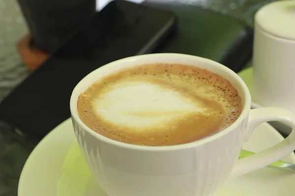 Kaffeetasse auf dem Tisch — Stockfoto