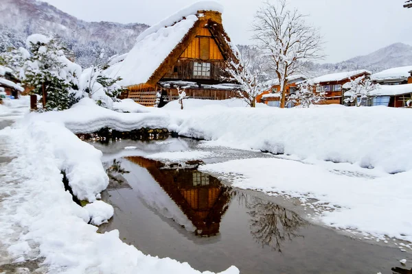 Shirakawago pueblo con la nieve cayendo día Gifu Chubu Japón . — Foto de Stock