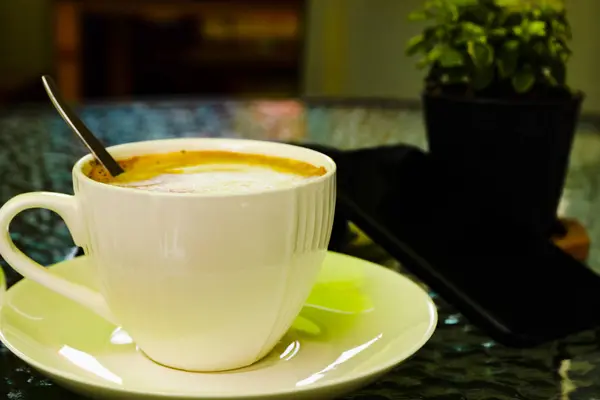 Kaffeetasse auf dem Tisch — Stockfoto