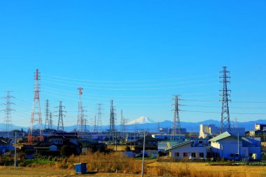 tarım boyunca yüksek gerilim güç kaynağı kulesi çapraz, Japonya.
