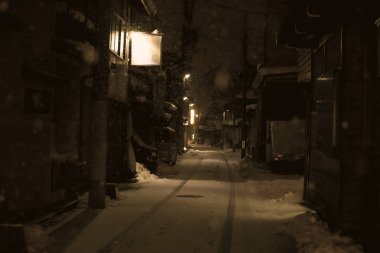 takayama Japonya'da kar yağışı sırasında gece yol