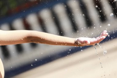 Çocuğun Eline Su Akıyor