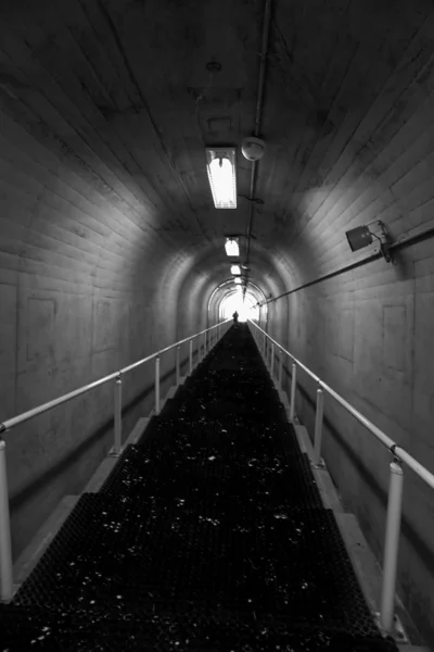 끝에 빛이 있는 터널 — 스톡 사진