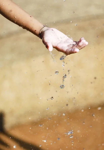 Voda v rukou dítěte — Stock fotografie
