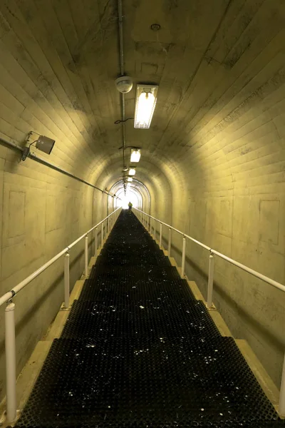 Túnel com a luz na extremidade — Fotografia de Stock