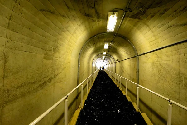 Túnel com a luz na extremidade — Fotografia de Stock