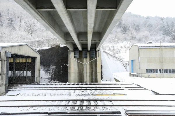 Carretera y nieve pesada en Japón — Foto de Stock