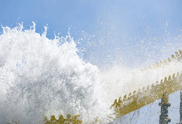 Wasser breitet sich für Hintergrund aus — Stockfoto