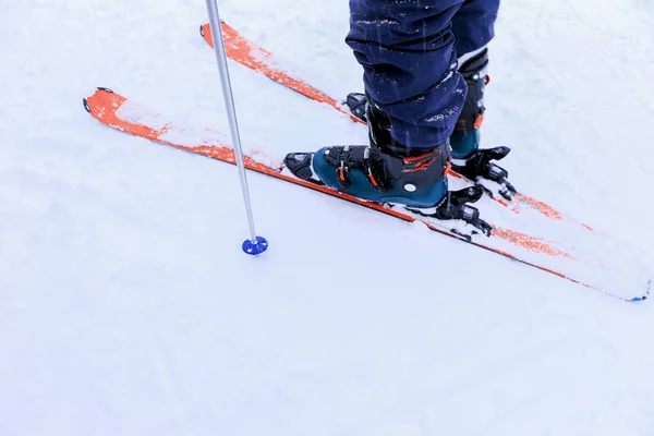 Nahaufnahme Beine von Skifahrer-Fußbeinen eines Skifahrers Freerider Nahaufnahme — Stockfoto