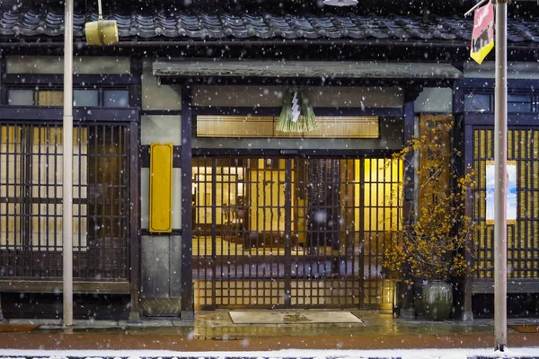 Route la nuit pendant les chutes de neige à takayama Japon — Photo