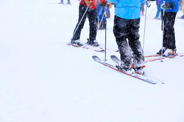 스키어 프리라이더의 스키어 발 다리의 다리를 닫아 닫습니다. — 스톡 사진