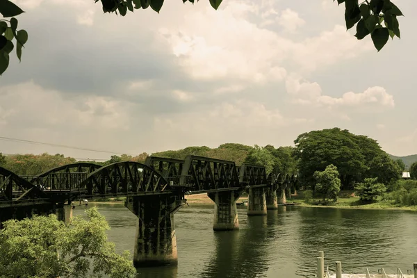 Ponte no rio Kwai, província de Kanchanaburi, Tailândia — Fotografia de Stock