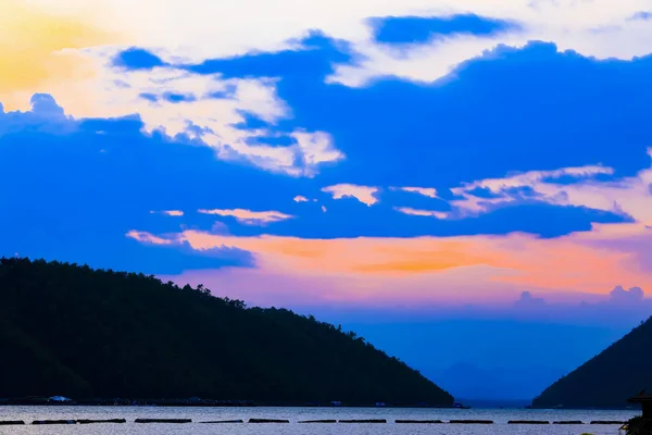 Typiskt för landskaps berget och himlen efter solnedgången, Thailand — Stockfoto
