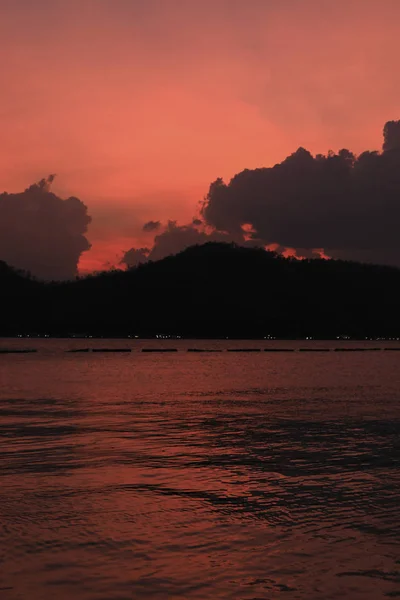 Typiskt för landskaps berget och himlen efter solnedgången, Thailand — Stockfoto