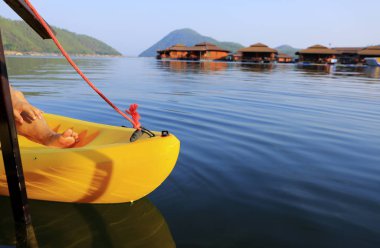 nehir kenarında kanolar