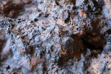 Meteorit kaya : siyah ve kırmızımsı renk dokusu 