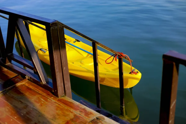 Kayaks junto al río — Foto de Stock