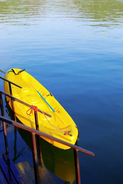 Kayaks junto al río —  Fotos de Stock