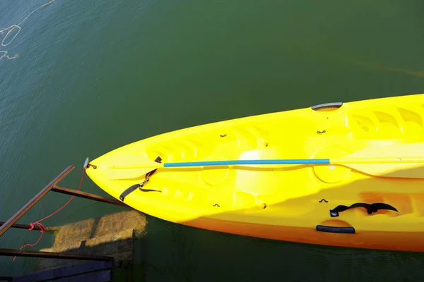 Kayaks beside the river — Stock Photo, Image