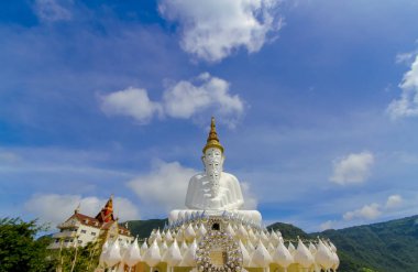 Gökyüzüne Wat Pha Sorn Kaew, Khao K ile beş beyaz Buda önü