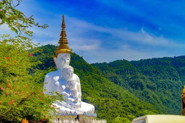 Wat Pha Sorn Kaew, Khao Kho, Phetc gökyüzü ile beş beyaz Buda