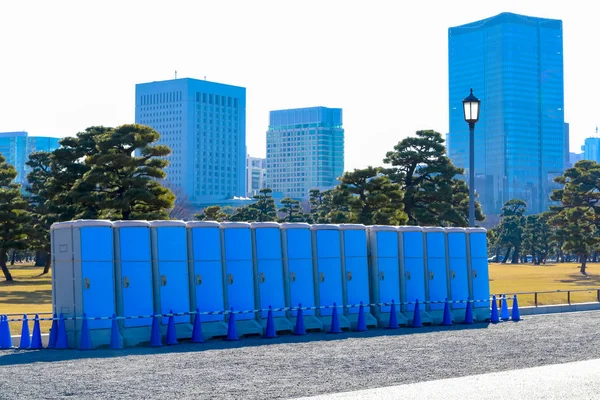 皇居東京近くの観光客用公衆トイレ — ストック写真