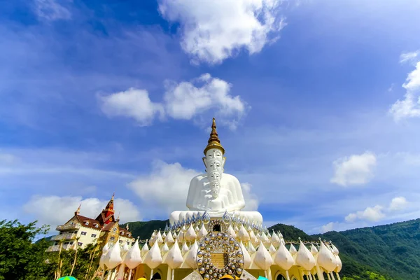 Frente de cinco Buda blanco con cielo en Wat Pha Sorn Kaew, Khao K — Foto de Stock