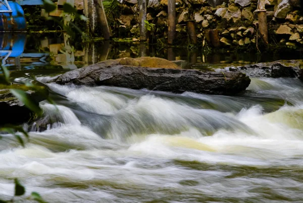 El agua fluye a través de las rocas del arroyo . — Foto de Stock