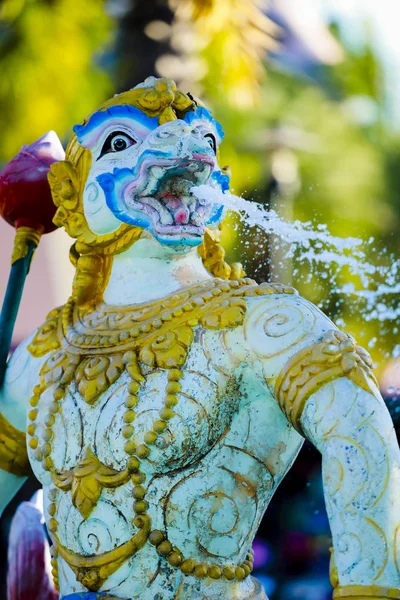 Estatua de Hanuman arroja agua en el parque —  Fotos de Stock
