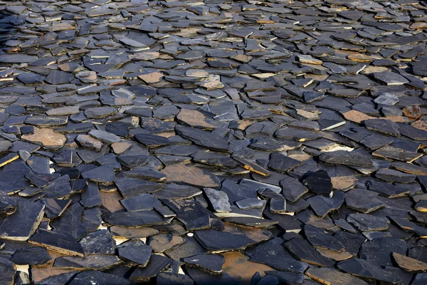 Pierre d'ardoise sur le sol : roche métamorphique homogène dérivée de — Photo